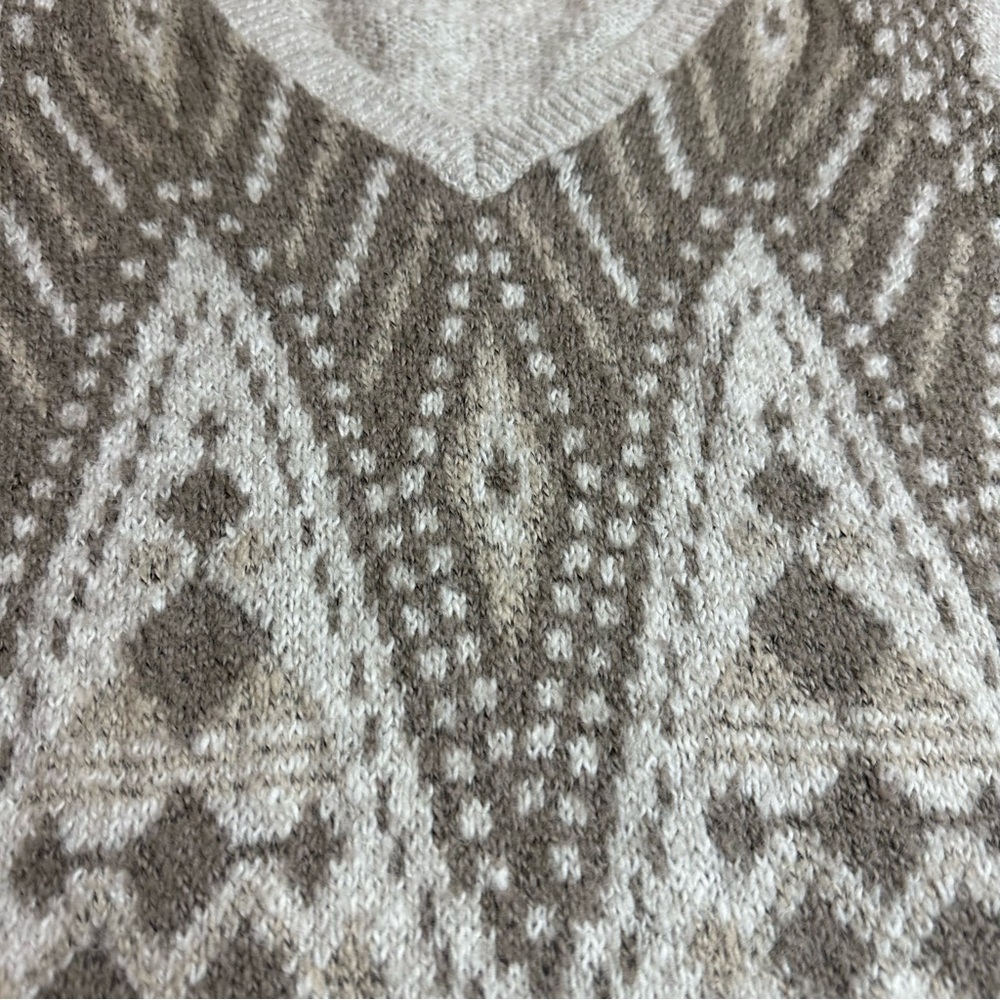 Hollister V-Neck Sweater in Light Gray with Pattern - Picture 4 of 11